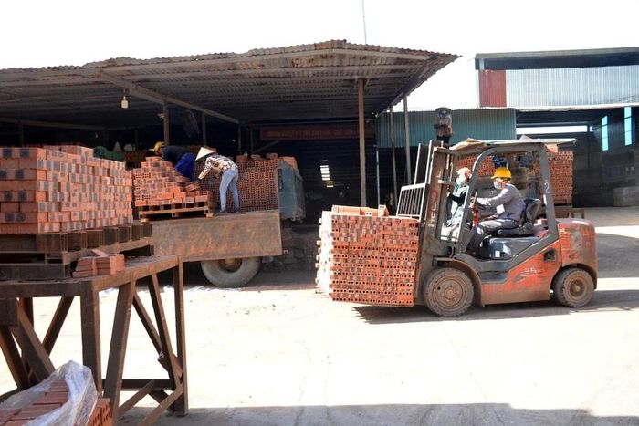  Vận chuyển gạch xây dựng tại Nhà máy sản xuất gạch ngói tuynel Tân Kỳ. Ảnh: Xuân Hoàng 