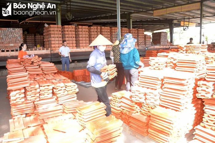  Thị trường tiêu thụ của sản phẩm ngói Cừa ngày càng mở rộng. Ảnh: Xuân Hoàng 