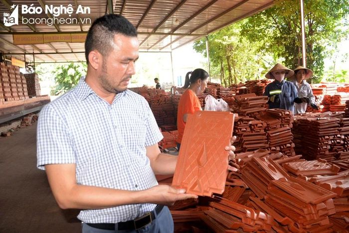  Sản phẩm ngói Cừa của Tân Kỳ hiện nay đã đạt chất lượng cao, đáp ứng nhu cầu thị trường. Ảnh: Xuân Hoàng 