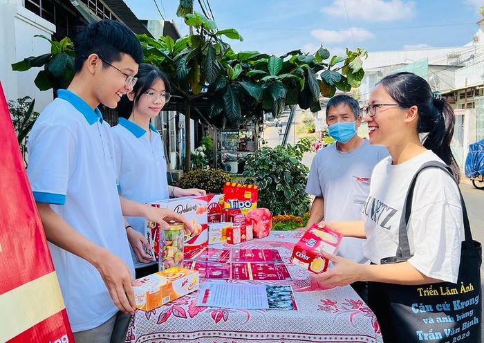 Em Đinh Lê Hoàng Khang (bìa trái) luôn ân cần, trách nhiệm khi tham gia các chiến dịch tình nguyện do nhóm từ thiện Fly To Sky tổ chức. Ảnh: Minh Nhật