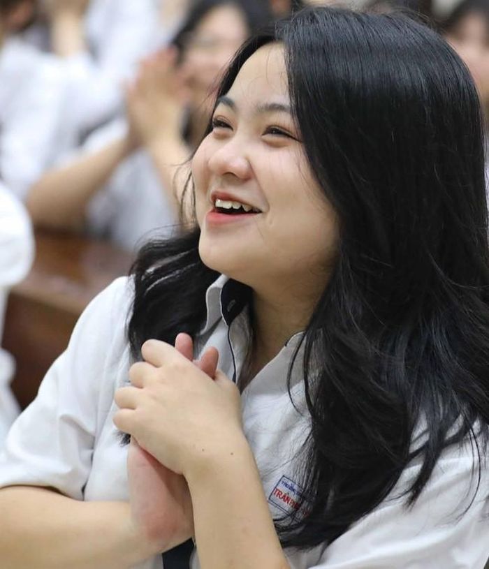 Cảm xúc lâng lâng ngày trở lại trường sau kỳ nghỉ hè, được gặp lại thầy cô và các bạn. Ảnh: Thanh Tùng - TTXVN