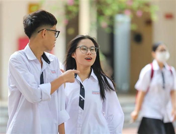 Học sinh trường THPT Trần Phú (Hoàn Kiếm) hân hoan tới trường. Ảnh: Thanh Tùng - TTXVN