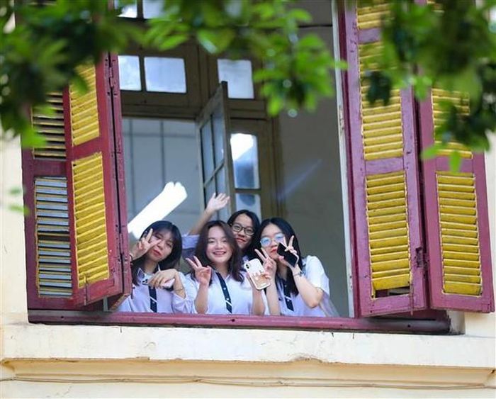 Bạn bè hân hoan trong ngày gặp lại. Ảnh: Thanh Tùng - TTXVN