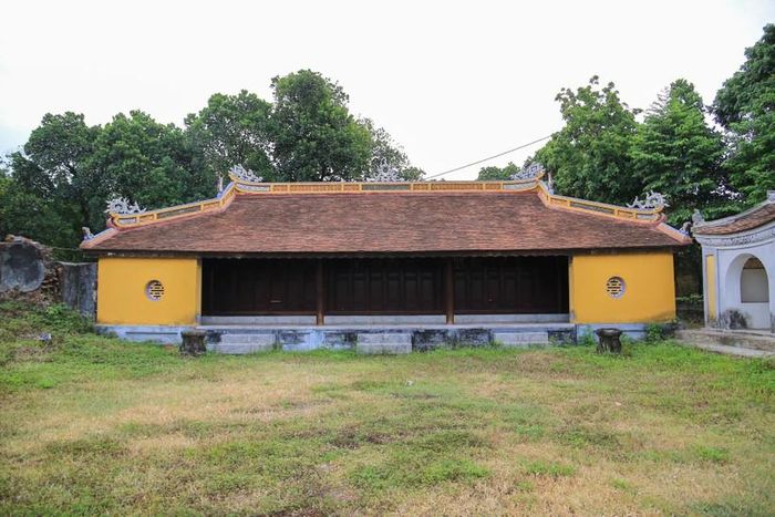 Miếu Long Châu là ngôi điện nằm ở trung tâm điện Voi Ré.