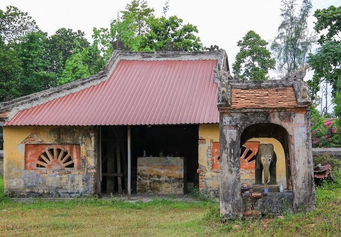 Hai bên miếu Long Châu là nơi thờ những con voi lập được nhiều chiến công trong trận mạc.