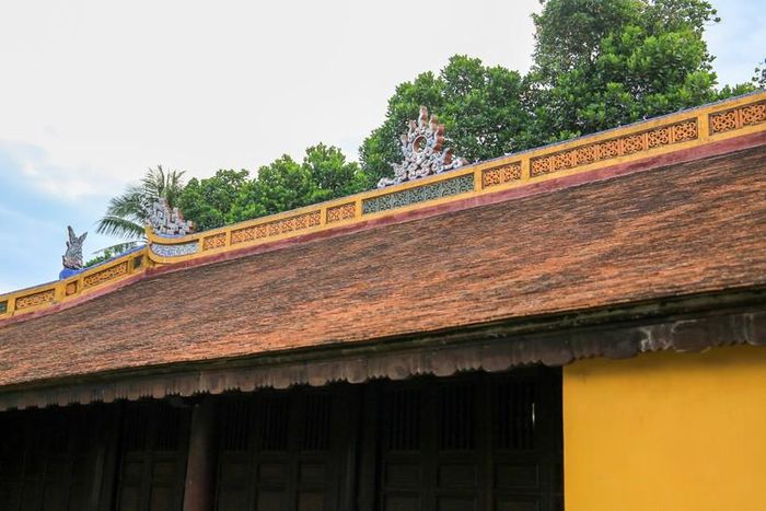 Miếu gồm năm gian hai chái, mái lợp ngói liệt, tiền đường kiểu vỏ cua.