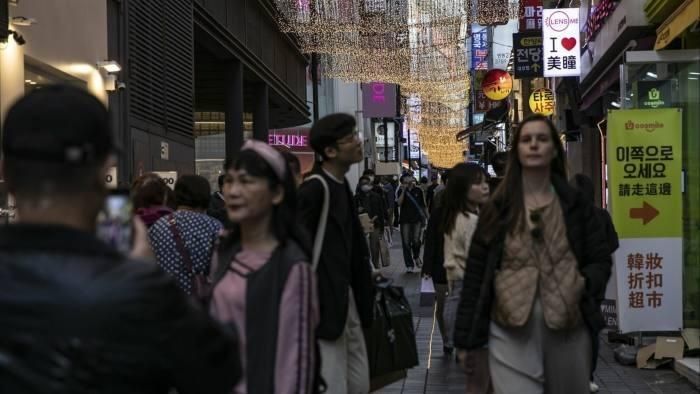 Người đi bộ ở khu mua sắm Myeongdong ở Seoul, Hàn Quốc. Ảnh: FT.