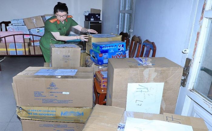 Nhiều tài liệu, giấy tờ của Công ty Lộc Phúc bị niêm phong. Ảnh: CACC