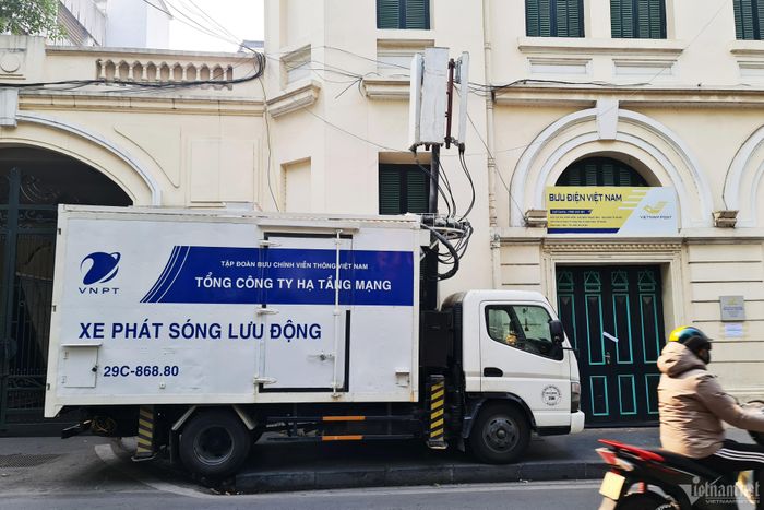 Xe phát sóng lưu động tăng cường tại những địa điểm tập trung đông người. Ảnh: Trọng Đạt