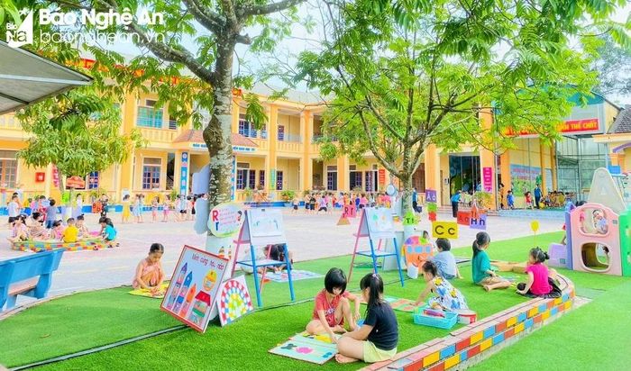  Tiết học ngoài trời tại Trường Mầm non Đà Sơn. Ảnh: P.V 