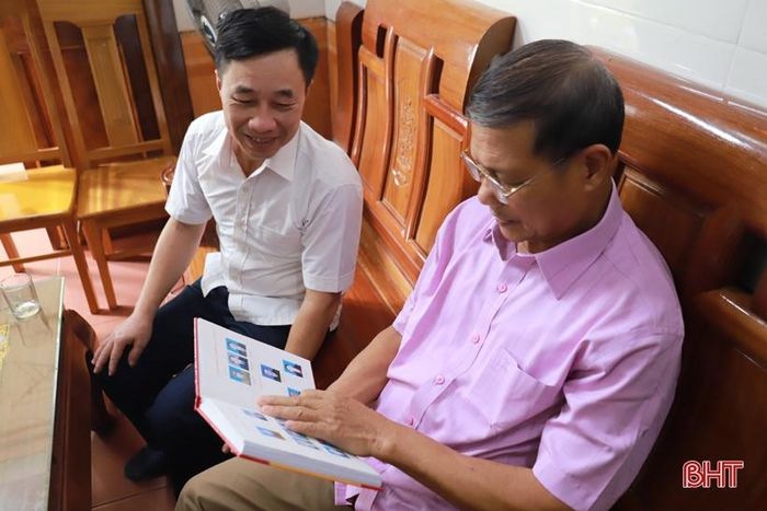 Ông Bùi Hải Anh - Phó Bí thư Đảng ủy thị trấn Phố Châu (trái) và ông Tống Trần Khiêm - Bí thư Chi bộ TDP 3 ôn lại lịch sử Đảng bộ thị trấn.