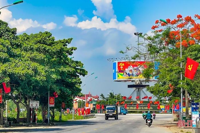 Những con đường rực rỡ cờ hoa tại thị trấn Phố Châu mừng Tết Độc lập.