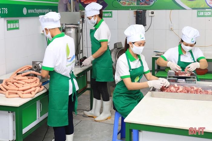 Thị trấn hiện có trên 1.100 hộ sản xuất, kinh doanh, trong đó có khoảng trên 160 cơ sở có doanh thu từ 300 triệu đồng đến hơn 1 tỷ đồng/năm. Trong ảnh: Công ty TNHH Thủy Mộc Organic (TDP 5, thị trấn Phố Châu) sản xuất xúc xích, tạo thu nhập và việc làm cho người lao động.