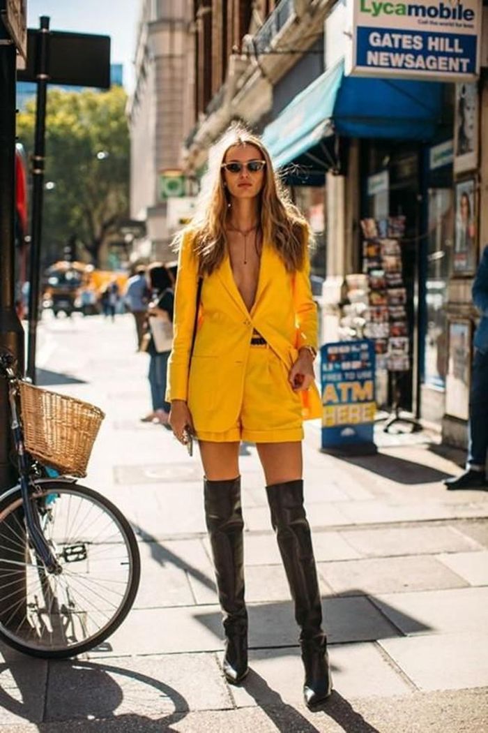 Một bộ suit rực rỡ tưởng như khó mặc nhưng sẽ trở nên thanh lịch và thời thượng hơn khi kết hợp với boots dài quá gối. Với cách mix này, bạn gái sẽ khoe được trọn vẹn đôi chân thon dài.
