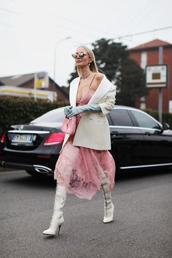 Cũng là váy liền và boots dài nhưng thêm áo khoác phù hợp, cảm giác đã hoàn toàn khác biệt. So với công thức trên, cách mix đồ ở dưới mang tới cảm giác thanh lịch, thời thượng hơn đôi chút nhưng vẫn dễ ứng dụng.