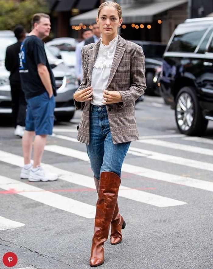 Muốn diện boots dài đẹp, đừng bao giờ bỏ qua những item cổ điển như quần jeans! Bỏ quần jeans vào trong boots, mix thêm sơ mi, áo khoác là công thức chưa bao giờ ngừng phát huy tác dụng mặc đẹp. Đây là gợi ý có thể theo chân bạn đi làm vì rất lịch sự, chỉn chu.