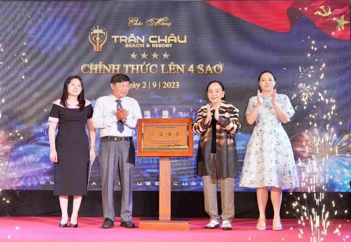 Ban lãnh đạo Khu du lịch Nghỉ dưỡng Trân Châu Phước Hải đón nhận quyết định công nhận Trân Châu Beach & Resort đạt chuẩn 4 sao