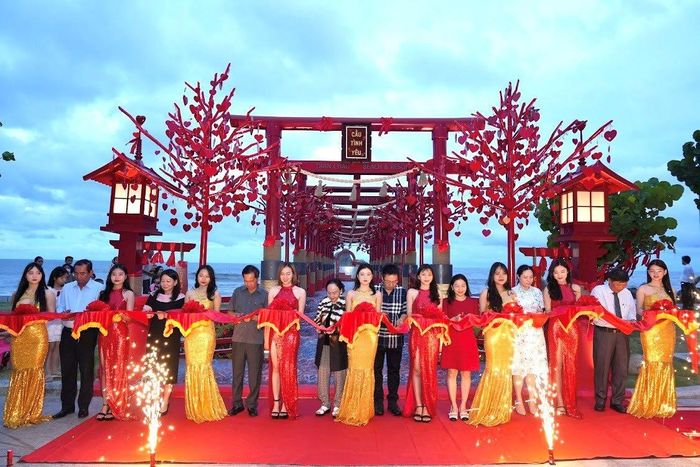 Lãnh đạo Sở Du lịch tỉnh BRVT cùng BLĐ Trân Châu Beach & Resort cắt băng khánh thành Cầu Tình yêu – điểm checkin mới trong khuôn viên Khu du lịch.