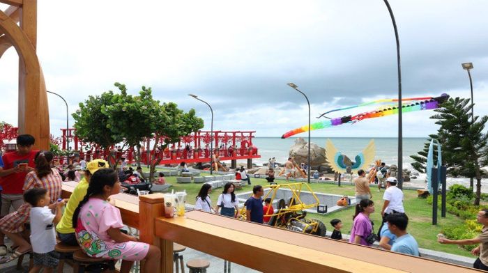 Không gian ngoài trời thoáng, đa dạng cảnh quan cho du khách lựa chọn