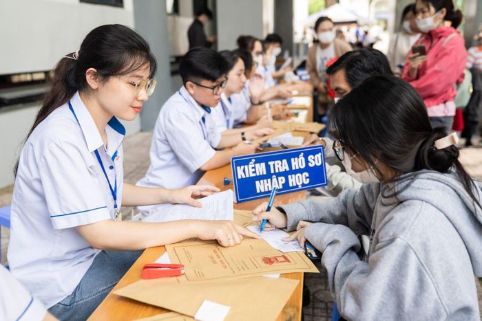 Sinh viên đến làm thủ tục nhập học tại Trường Đại học Công Thương thành phố Hồ Chí Minh.
