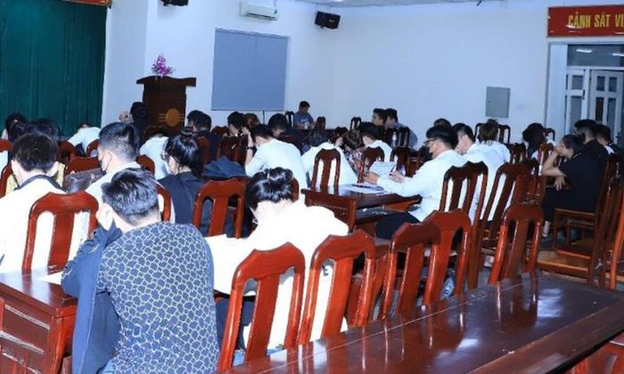 “Sàn giao dịch” dự án “ma” tại xã An Viễn của Cty Lộc Phúc và hàng chục nhân viên của Cty này bị cơ quan Công an tạm giữ.