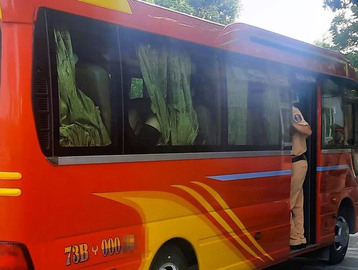 CSGT Quảng Trị kiểm tra xe khách chở quá số người quy định.