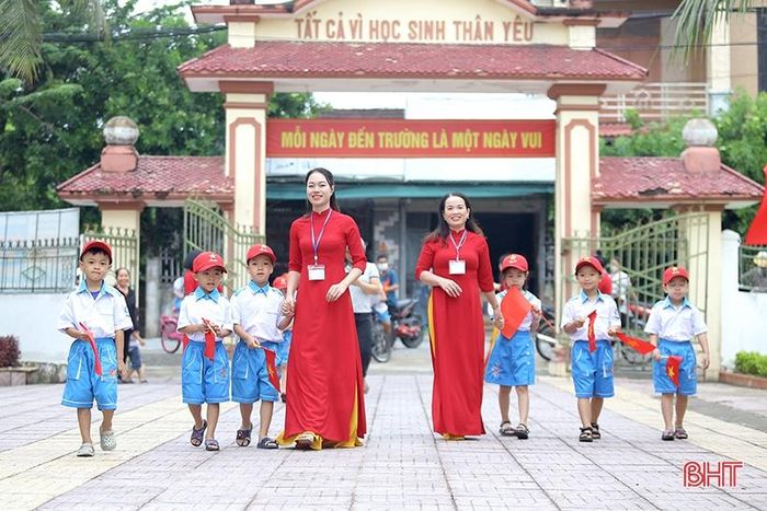 Tại các trường học, là những hình ảnh rạng rỡ đón chào học sinh của các “mẹ hiền”...