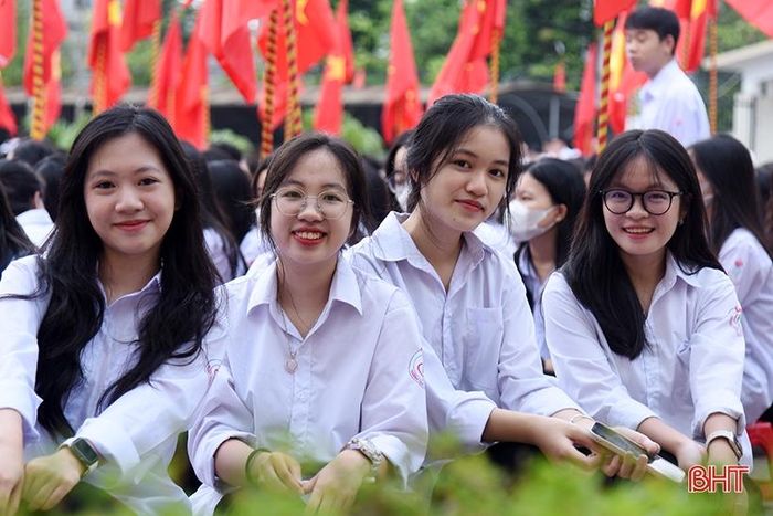 Niềm háo hức chào mừng lễ khai giảng cũng tràn ngập trong trái tim của những nữ sinh THPT...