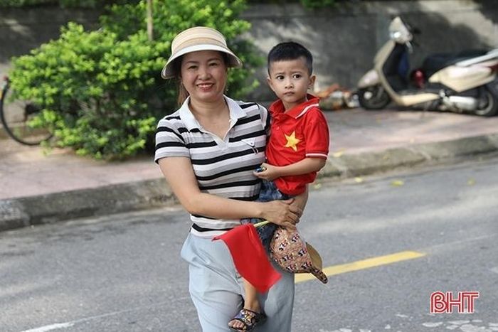 Cùng với những ánh mắt bỡ ngỡ...