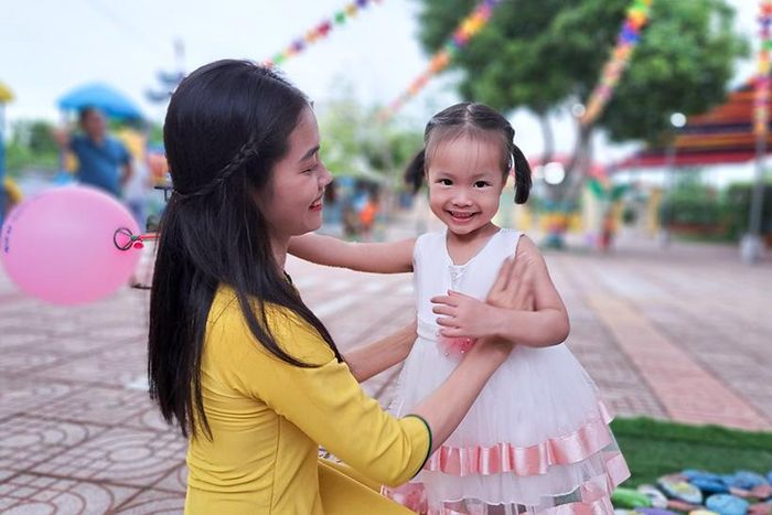 ... và trong vòng tay cô giáo, các con đã được trải qua những niềm vui đến lớp.