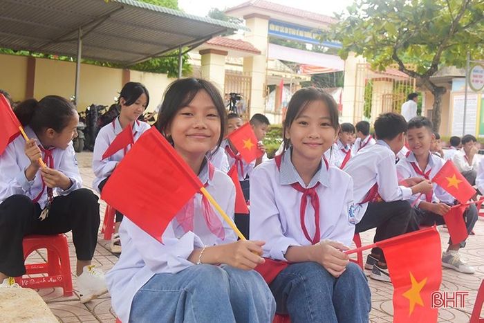 Học sinh dân tộc Chứt có chút bỡ ngỡ nhưng cũng rất hào hứng.