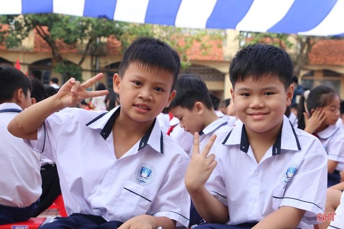 Các em tự tin cùng bạn bước vào năm học mới.