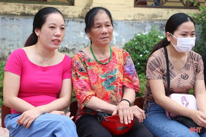 ... và những phút dõi bước chân con vào trường.