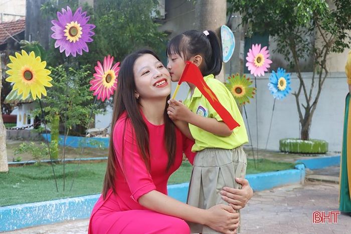 Sự gần gũi, mến thương giữa cô và trò đã giúp các bé vững tin hơn trong hành trình mới.