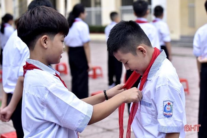 Trên sân trường, khoảnh khắc được bạn...