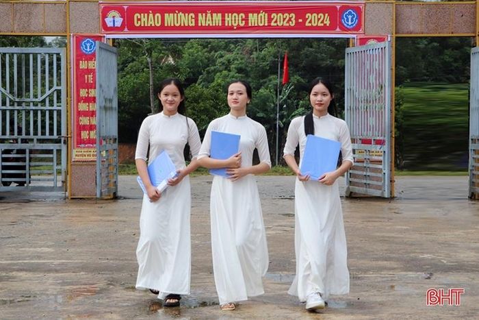 Tại nhiều trường, nữ sinh THPT mặc áo dài trắng trong lễ khai giảng, tạo thêm những hình ảnh đáng nhớ trong cuộc đời học sinh của mình.