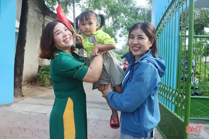Khoảnh khắc trao con mình cho cô giáo cũng chính là trao gửi một niềm tin yêu...