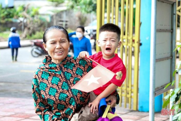 ... là những khoảnh khắc đáng yêu của các bé khi phải rời xa vòng tay ông bà, bố mẹ.