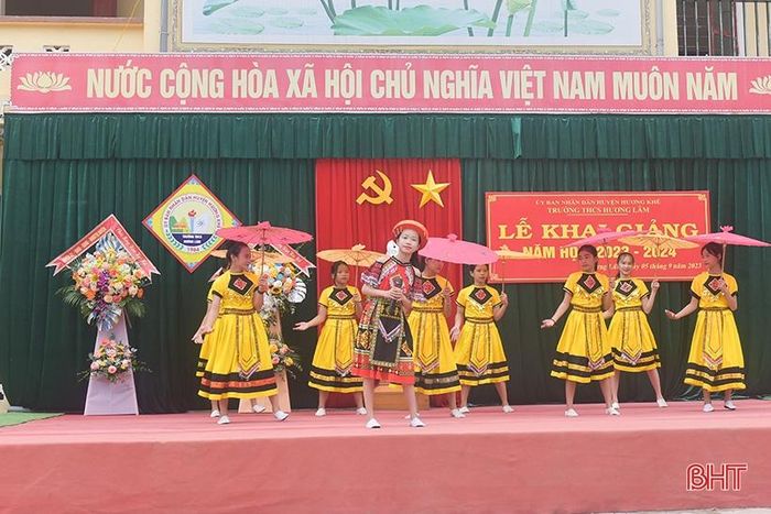 Các em học sinh say mê biểu diễn văn nghệ trong lễ khai giảng.