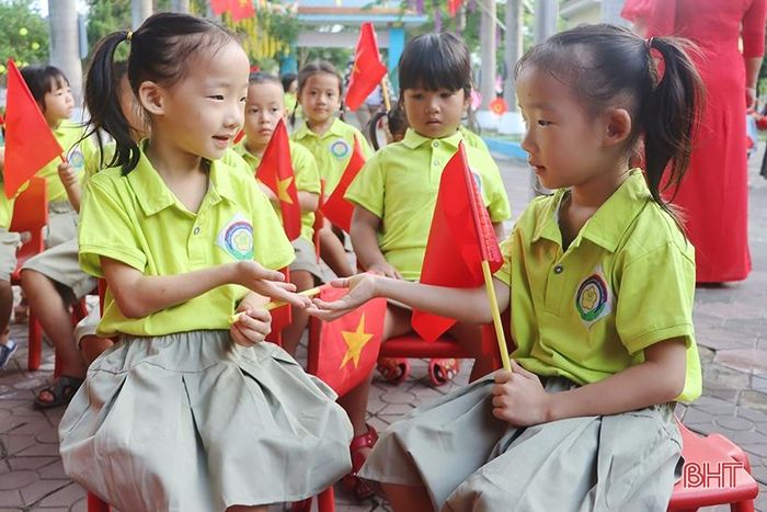 Niềm vui đã hiện hữu khi các em gặp lại bạn bè.