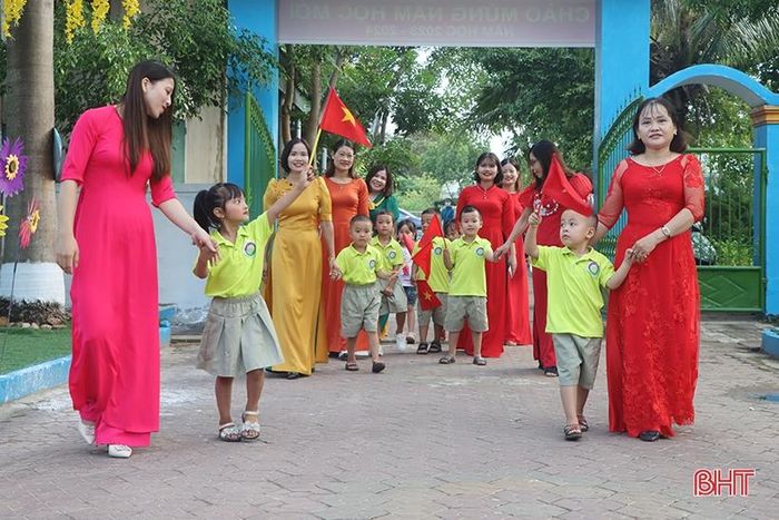 ... niềm hân hoan trong buổi sáng tựu trường hiện rõ trên gương mặt của cô và trò.