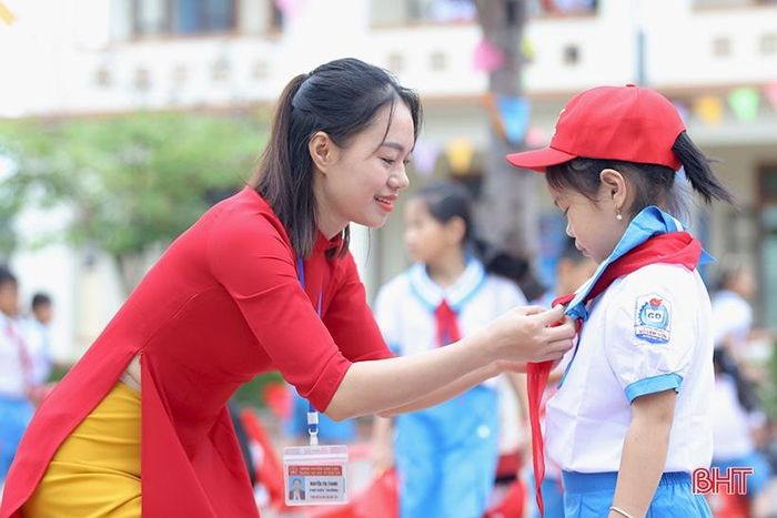 ... hay được cô giáo ân cần giúp thắt khăn quàng đỏ cũng sẽ là những khoảnh khắc đáng nhớ đối với các em.