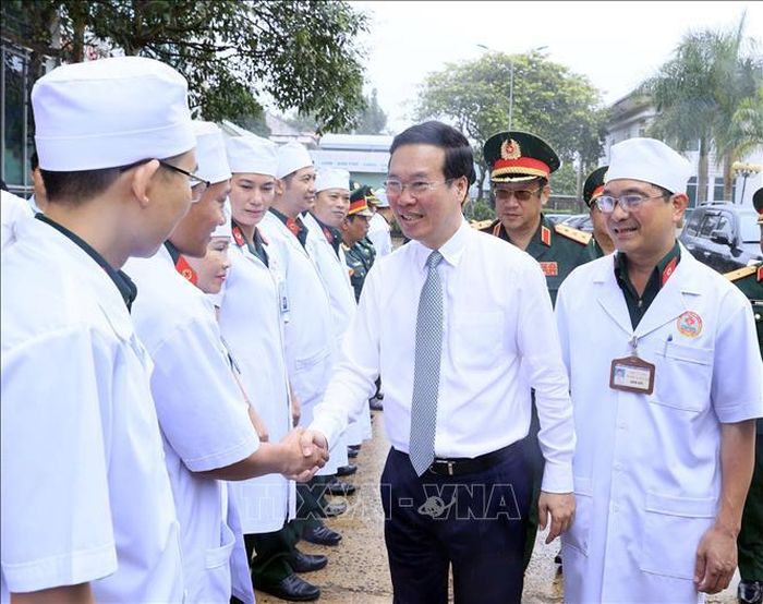 Chủ tịch nước Võ Văn Thưởng với các y bác sĩ Bệnh viện Quân y 15 (Binh đoàn 15).