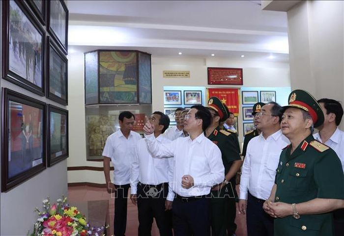 Chủ tịch nước Võ Văn Thưởng thăm Nhà truyền thống Binh đoàn 15.