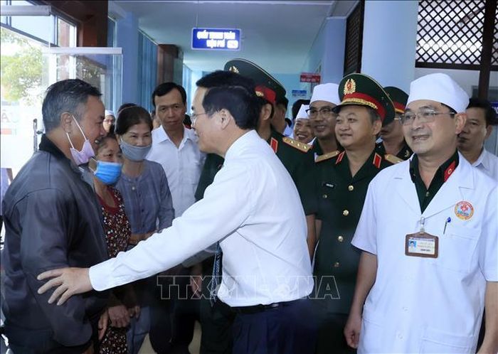 Chủ tịch nước Võ Văn Thưởng thăm hỏi nhân dân đến khám chữa bệnh tại Bệnh viện Quân y 15 (Binh đoàn 15).