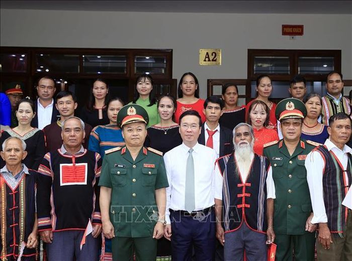 Chủ tịch nước Võ Văn Thưởng với các già làng, trưởng bản và người có uy tín tỉnh Gia Lai.