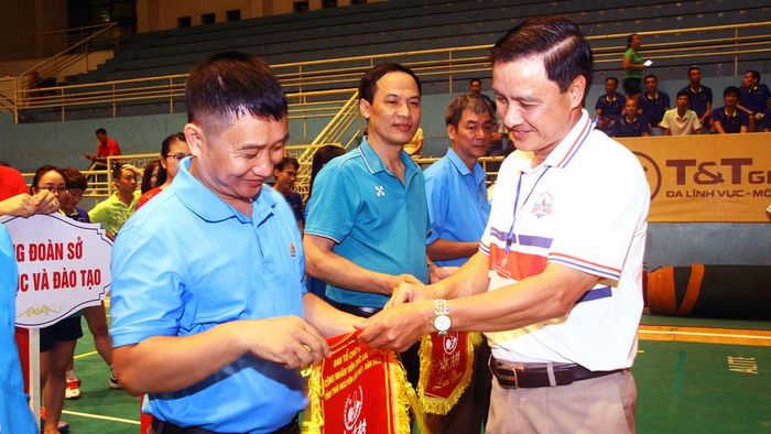 Đồng chí Trưởng Ban Tuyên giáo Tỉnh ủy tặng cờ lưu niệm cho các đội tham gia Hội thao.