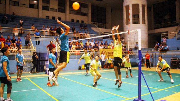 Trận đấu bóng chuyền hơi giữa đội LĐLĐ TP. Sông Công và LĐLĐ huyện Võ Nhai.