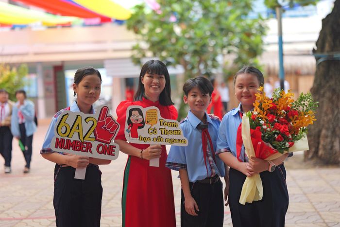 Cô và trò trường THCS Lý Tự Trọng, quận Gò Vấp rạng rỡ trước thềm năm học mới.