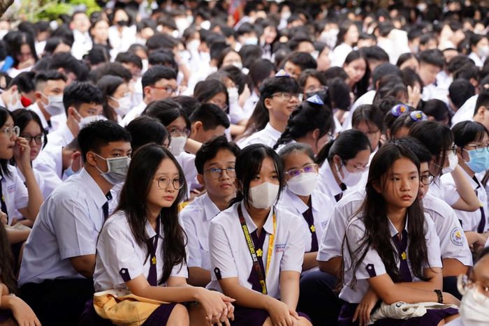 Học sinh trường THPT Nguyễn Thị Minh Khai, quận 3 dự khai giảng năm học mới.